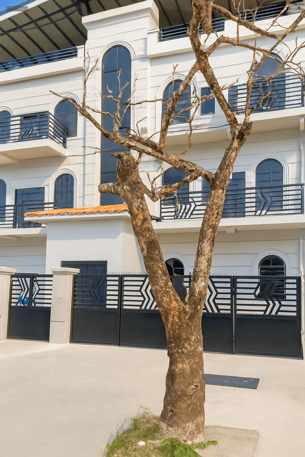 Modern 3-Bedroom Apartment with Balcony in Queenstown - Georgetown